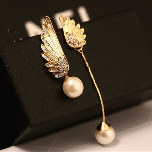 Jewelry - Gold tone pearl earrings Jewelry - Gold tone pearl earrings